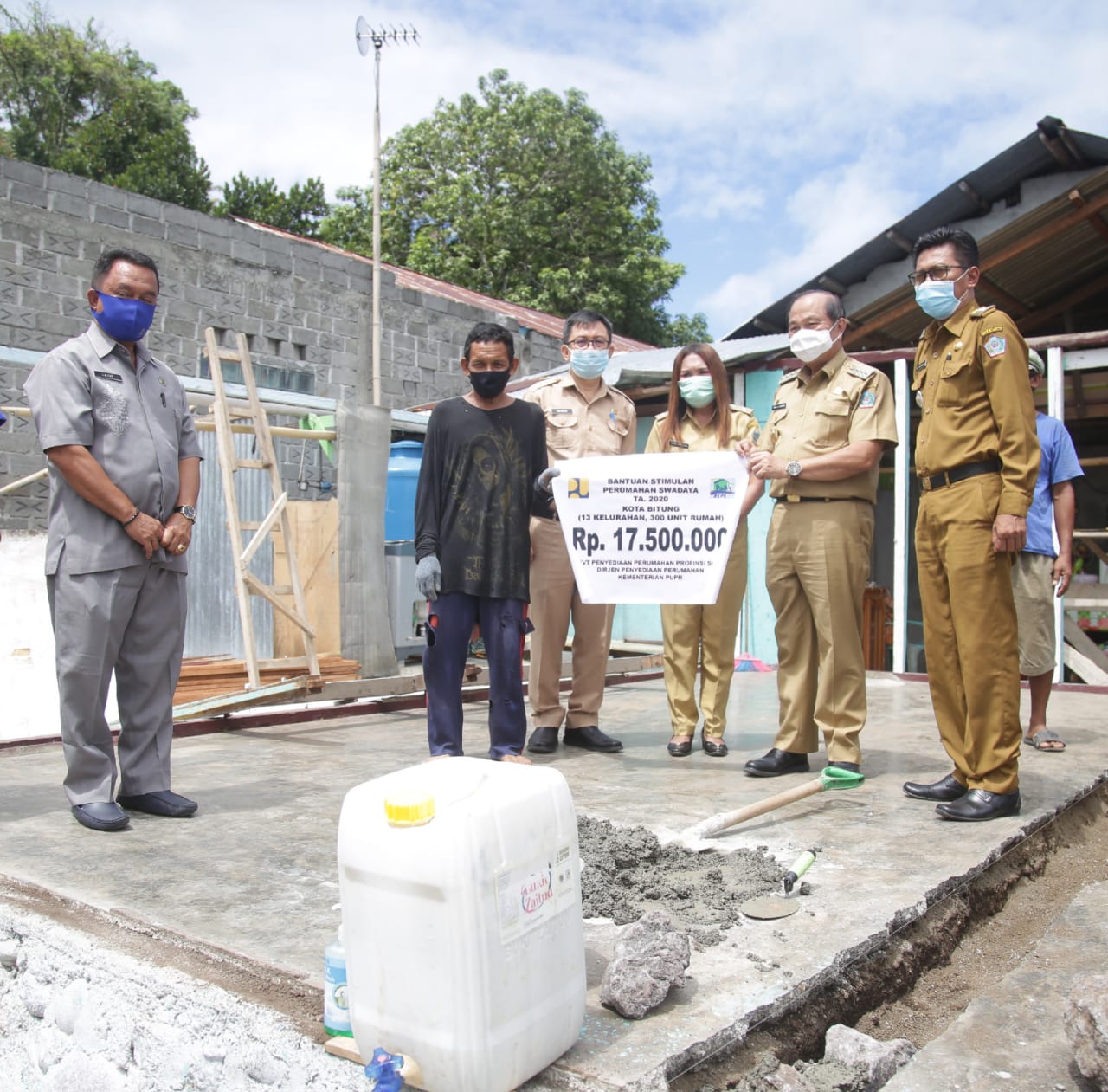 Lomban Serahkan BSPS Di Girian Bawah dan Girian Indah